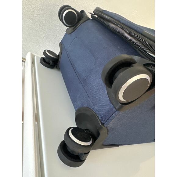 Ricardo Camden Drive 22″ Softside Carry-On Spinner color blue excellent cond. - Picture 12 of 15